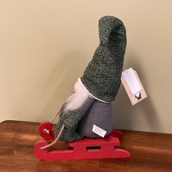 NEW WOODLAND COTTAGE WINTER GNOME ON RED WOODEN SLEIGH - Picture 3 of 11